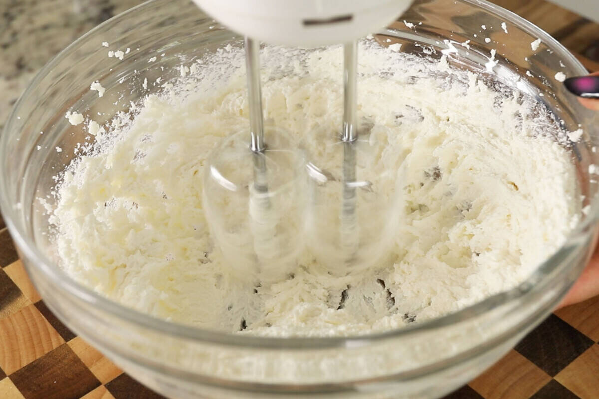 step by step - creaming butter and sugar with a handmixer