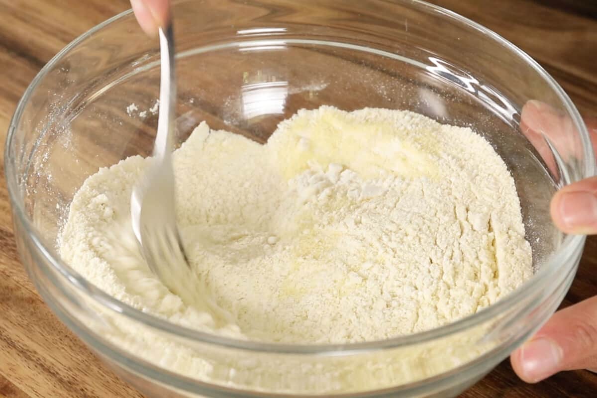 semolina and 00 flour in glass bowl for pasta