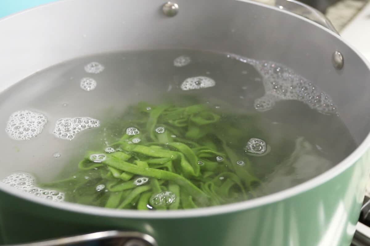 boiling fresh spinach pasta