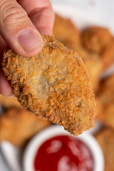 Vegan chicken nuggets of your dreams! Seriously, these are too good to be true. Vegans, nonvegans and even kids will love these, trust us. They are crispy on the outside, moist on the inside, taste just like the real thing AND are cruelty-free. #vegan #crueltyfree #chickennuggets #snack #lunch #lunchbox #backtoschool #kidfriendly
