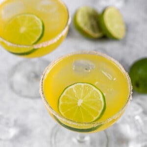 Easy Mango Kombucha Margaritas that are easy to make and perfect for New Year's Eve! #vegan #cocktail #margarita #kombucha #easy #musttry