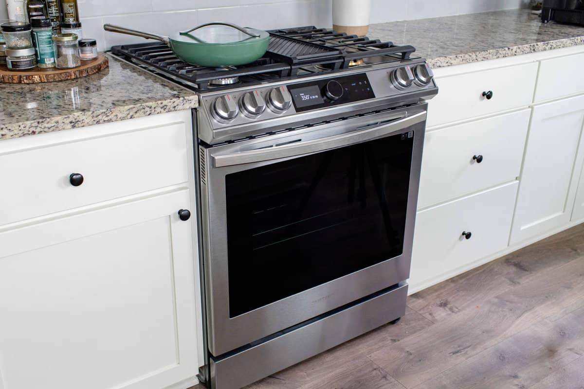 Samsung Smart Slide-in Gas Range with Smart Dial & Air Fry in Kitchen