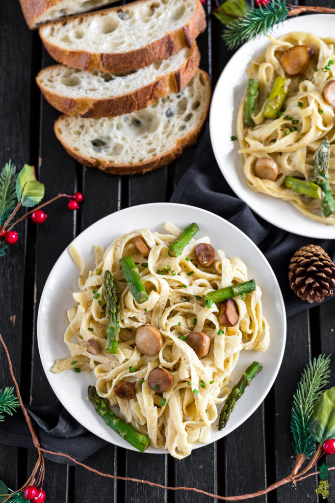 Christmas Recipe - Fettuccine Alfredo w/ Vegan Scallops and Asparagus {gluten-free} #scallops #vegan #veganholiday #pasta #alfredo #fettuccine #easy #party