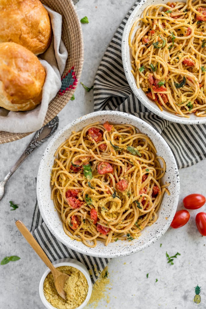 An easy and filling lemon olive oil pasta that requires just 7 simple ingredients and less than half an hour to make. This recipe is perfect for lunch or dinner when you're in a pinch! #lemon #oliveoil #pasta #7ingredients #weeknight #mealprep #easy #simple #quick #glutenfree #vegan #musttry