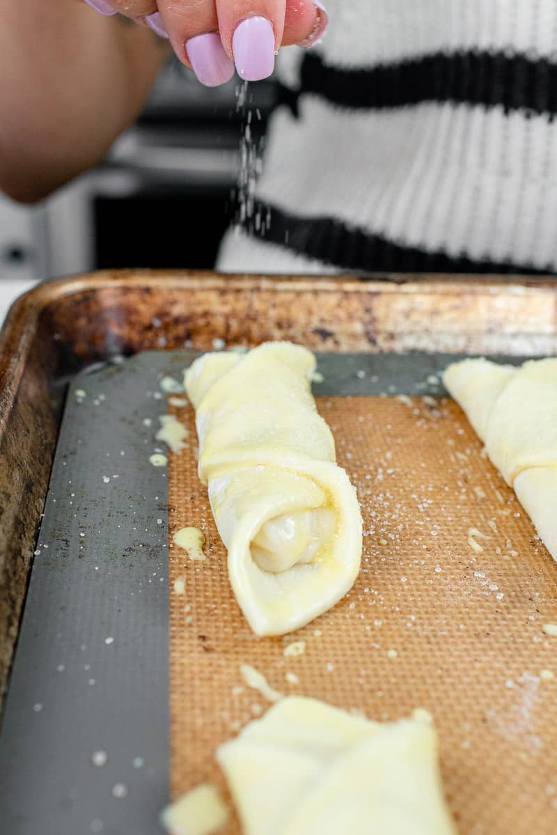 sprinkling sugar on quesitos