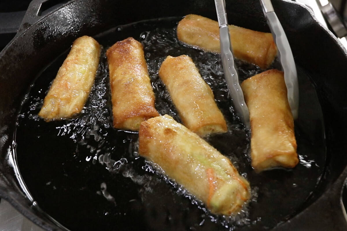 golden lumpiang gulay being fried