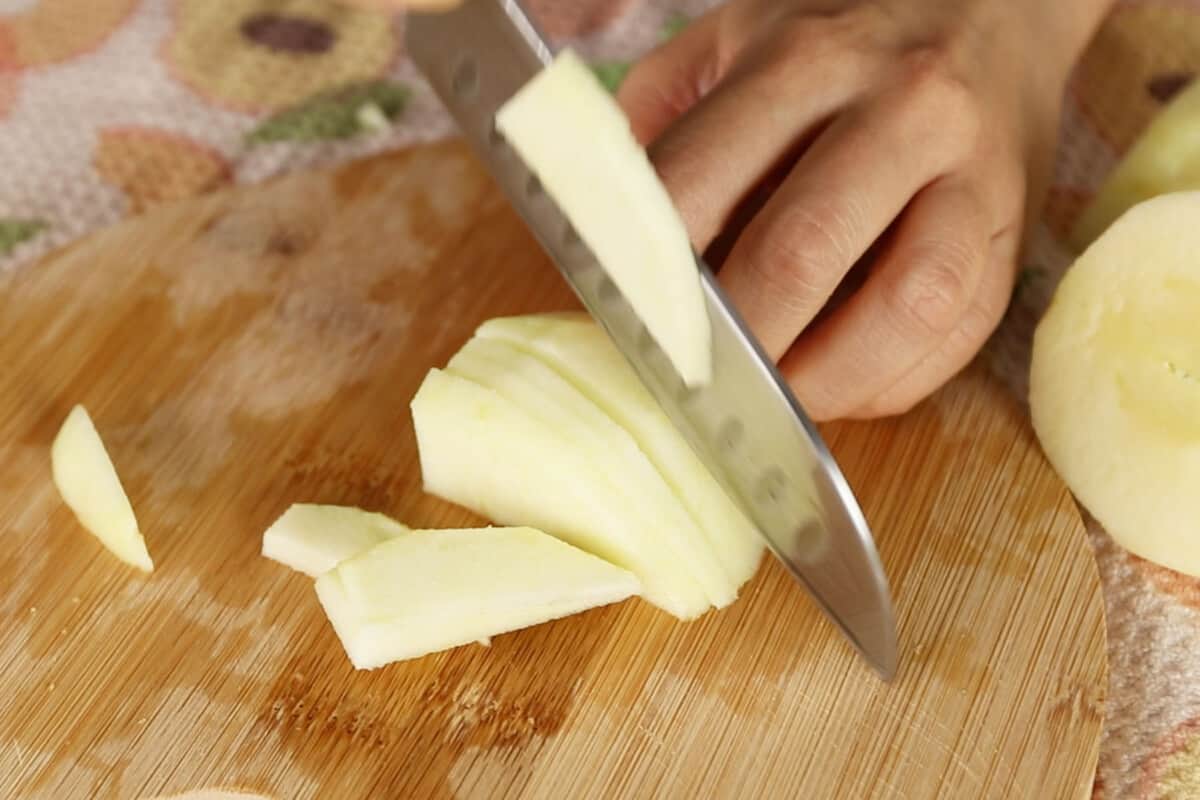 thinly slicing apples for pie