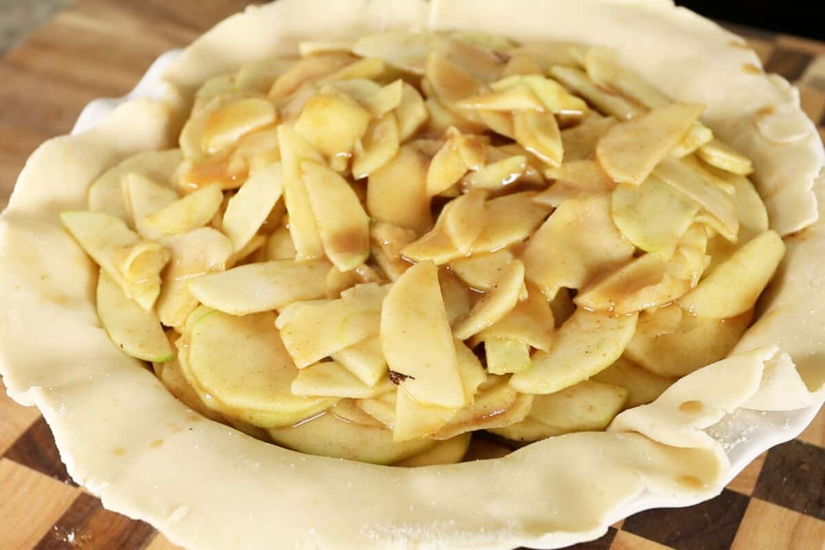 filling pie crust with apple pie filling