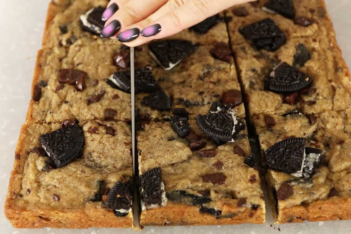 cutting oreo blondies with marge knife